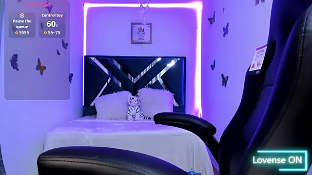 Snapshot of Dana_martinezz chatting on 11-25-25, 08:09 Dana martinezz online show from 11-25-25, 08:09