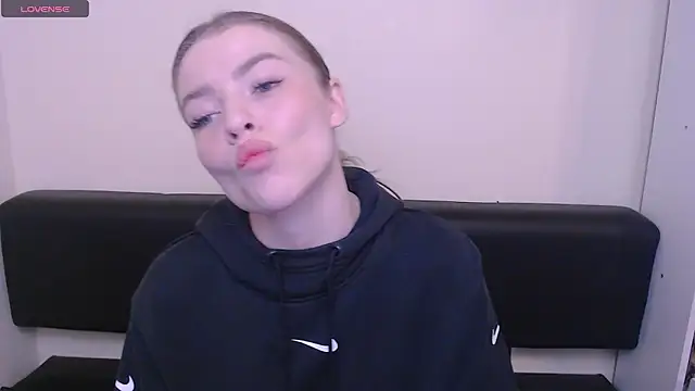 Snapshot of MissOliviaa_ chatting on 03-07-25, 01:40 MissOliviaa  online show from 03-07-25, 01:40