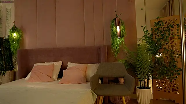 Snapshot of Smiley_Mia chatting on 11-08-25, 05:07 Smiley Mia online show from 11-08-25, 05:07