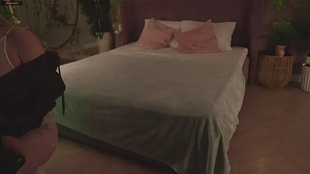 Snapshot of Smiley_Mia chatting on 11-10-25, 08:02 Smiley Mia online show from 11-10-25, 08:02