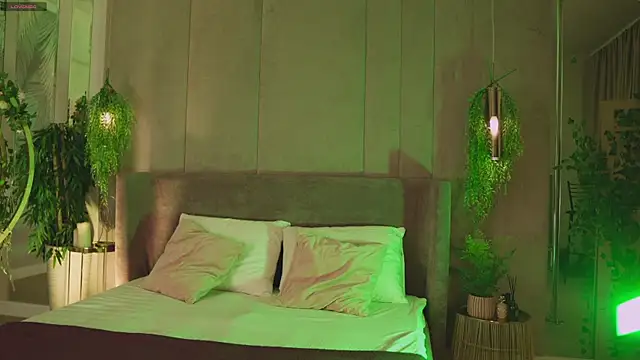 Snapshot of Smiley_Mia chatting on 11-21-25, 05:06 Smiley Mia online show from 11-21-25, 05:06