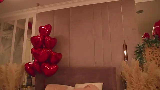 Smiley Mia online show from 02-22-26, 05:08