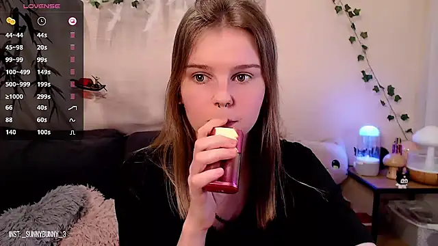 Snapshot of Moona_xx chatting on 03-15-25, 11:28 Moona xx online show from 03-15-25, 11:28