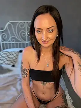 Snapshot of Vixen_Paris chatting on 03-18-25, 01:53 Vixen Paris online show from 03-18-25, 01:53