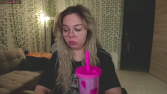 whoa-hoa-hoa-hoa-hoa online show from 03-08-26, 05:39