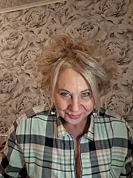 Snapshot of PALETT chatting on 12-15-24, 01:00 PALETT online show from 12-15-24, 01:00