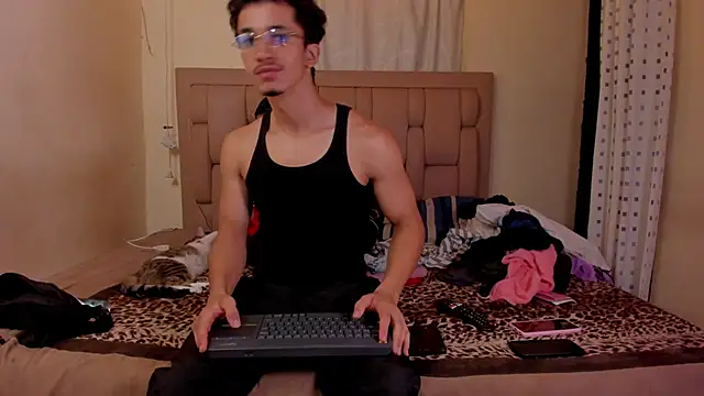 Snapshot of stepcouple_XXX chatting on 11-06-25, 12:44 stepcouple XXX online show from 11-06-25, 12:44