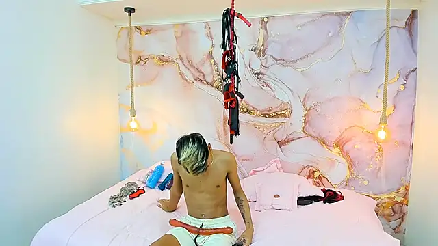 Snapshot of StrawwBoys chatting on 12-27-24, 02:01 StrawwBoys online show from 12-27-24, 02:01