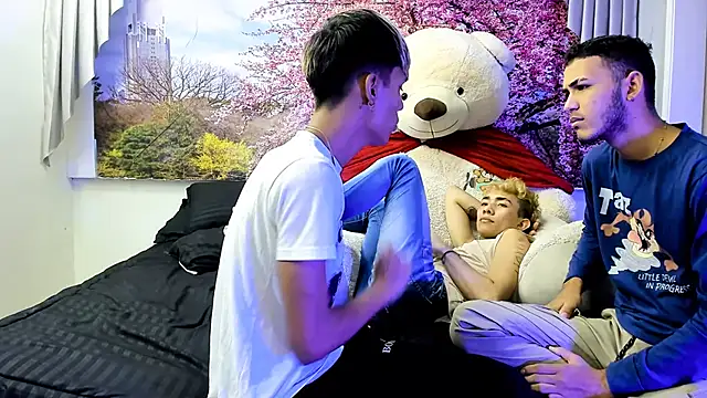 Snapshot of StrawwBoys chatting on 01-09-25, 10:41 StrawwBoys online show from 01-09-25, 10:41