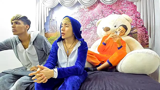 Snapshot of StrawwBoys chatting on 01-13-25, 08:15 StrawwBoys online show from 01-13-25, 08:15