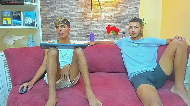 Snapshot of StrawwBoys chatting on 01-14-25, 11:10 StrawwBoys online show from 01-14-25, 11:10