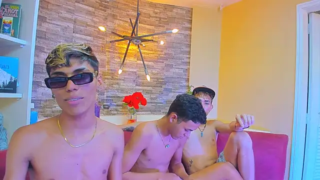 Snapshot of StrawwBoys chatting on 01-20-25, 02:14 StrawwBoys online show from 01-20-25, 02:14