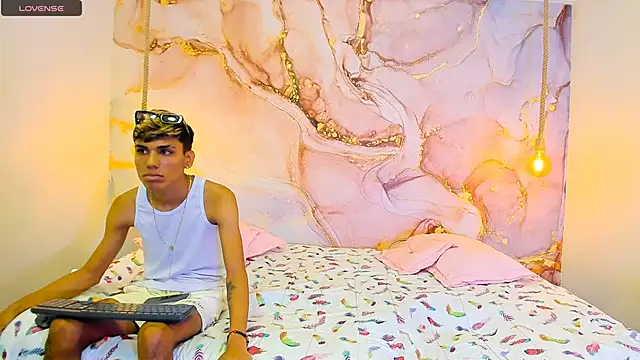 Snapshot of StrawwBoys chatting on 01-21-25, 02:15 StrawwBoys online show from 01-21-25, 02:15