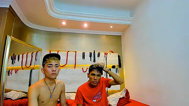 Snapshot of StrawwBoys chatting on 01-23-25, 01:24 StrawwBoys online show from 01-23-25, 01:24