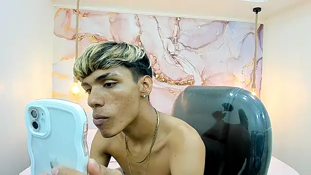 Snapshot of StrawwBoys chatting on 01-27-25, 10:06 StrawwBoys online show from 01-27-25, 10:06