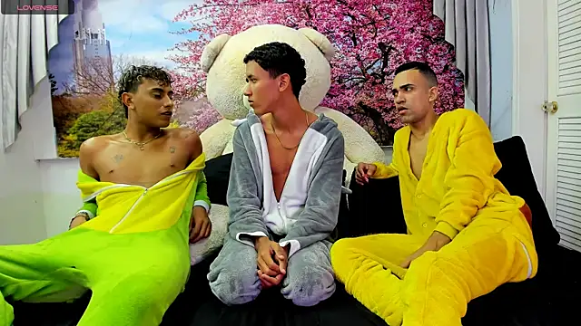 Snapshot of StrawwBoys chatting on 03-19-25, 12:34 StrawwBoys online show from 03-19-25, 12:34