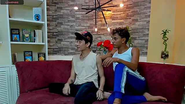 Snapshot of StrawwBoys chatting on 03-19-25, 09:27 StrawwBoys online show from 03-19-25, 09:27