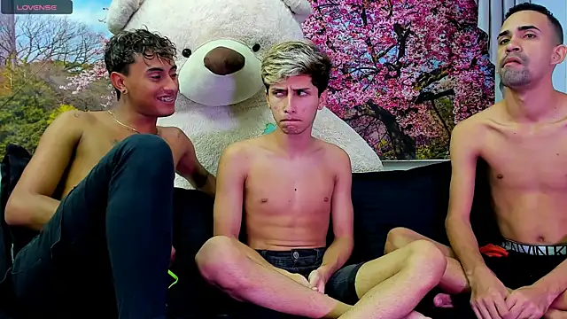 Snapshot of StrawwBoys chatting on 03-21-25, 07:46 StrawwBoys online show from 03-21-25, 07:46