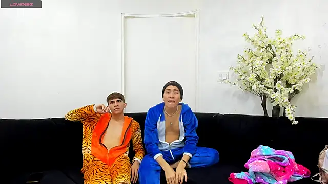 Snapshot of StrawwBoys chatting on 09-11-25, 10:15 StrawwBoys online show from 09-11-25, 10:15