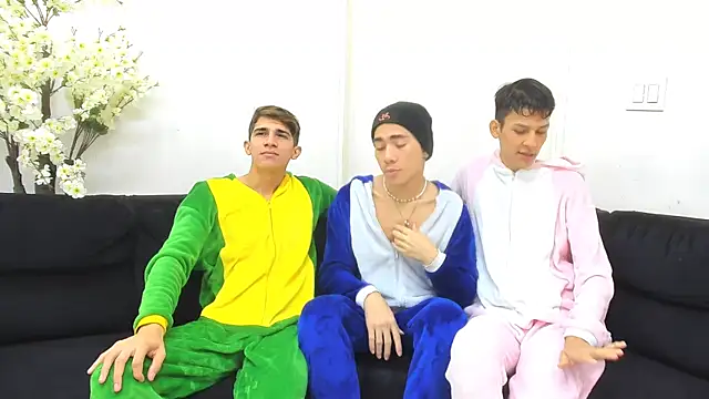 Snapshot of StrawwBoys chatting on 09-18-25, 10:17 StrawwBoys online show from 09-18-25, 10:17