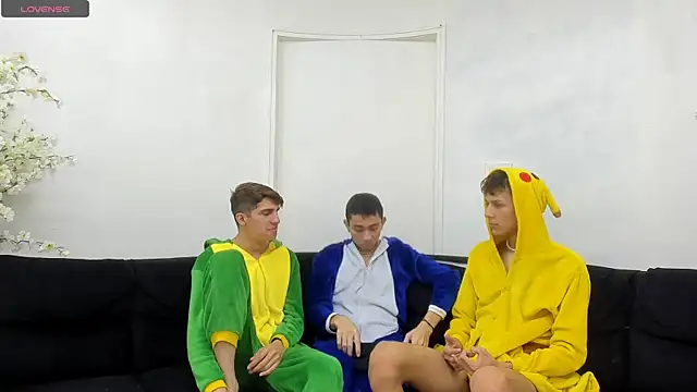 Snapshot of StrawwBoys chatting on 09-20-25, 11:22 StrawwBoys online show from 09-20-25, 11:22