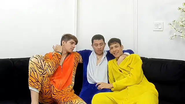 Snapshot of StrawwBoys chatting on 10-02-25, 10:22 StrawwBoys online show from 10-02-25, 10:22