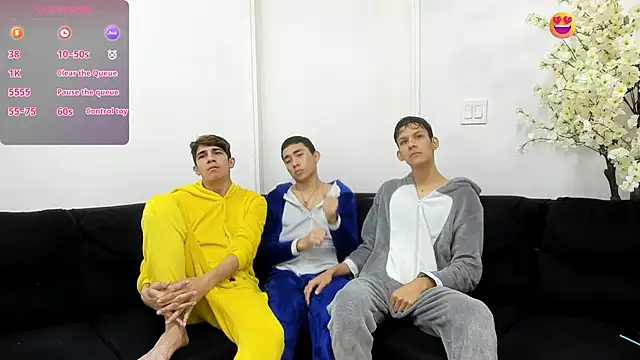 Snapshot of StrawwBoys chatting on 10-07-25, 10:45 StrawwBoys online show from 10-07-25, 10:45