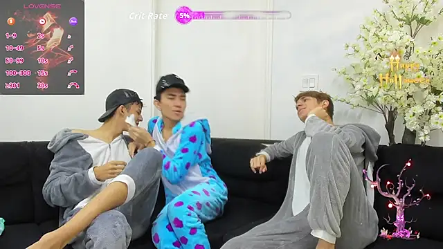 Snapshot of StrawwBoys chatting on 10-16-25, 10:27 StrawwBoys online show from 10-16-25, 10:27