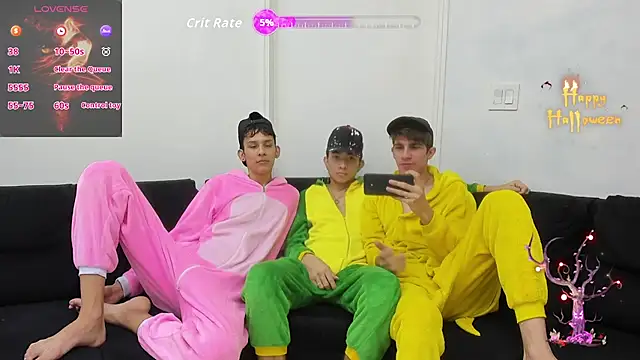 Snapshot of StrawwBoys chatting on 10-17-25, 10:51 StrawwBoys online show from 10-17-25, 10:51