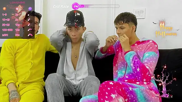 Snapshot of StrawwBoys chatting on 10-30-25, 10:27 StrawwBoys online show from 10-30-25, 10:27