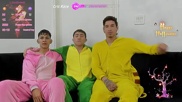 Snapshot of StrawwBoys chatting on 11-02-25, 10:17 StrawwBoys online show from 11-02-25, 10:17