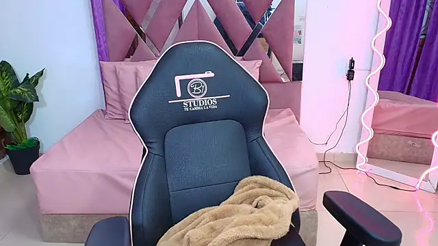 kendra tay online show from 10-31-25, 03:40