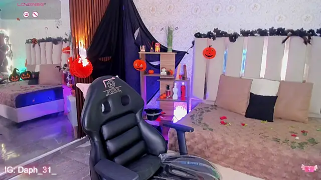 Daphnne tay online show from 10-27-25, 04:05