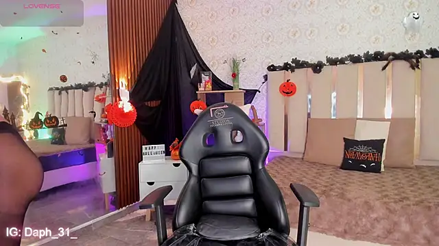 Daphnne tay online show from 10-28-25, 03:32