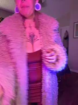 Snapshot of GoldieBakeman chatting on 10-31-25, 06:42 GoldieBakeman online show from 10-31-25, 06:42
