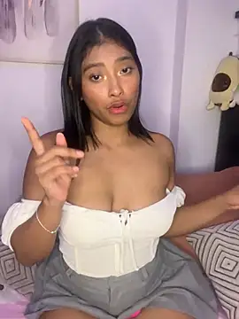 Snapshot of Isabella_fasilier chatting on 02-05-25, 12:10 Isabella fasilier online show from 02-05-25, 12:10