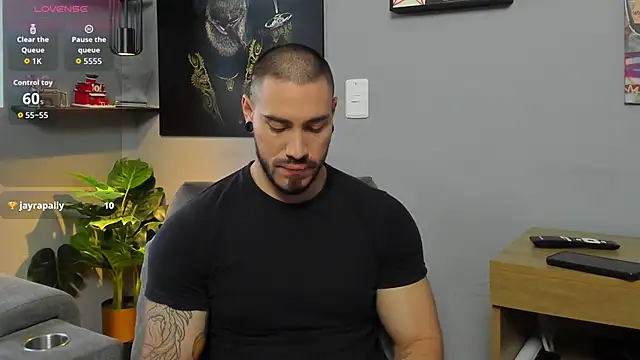 Snapshot of Giorgio-Leone chatting on 12-17-25, 10:38 Giorgio-Leone online show from 12-17-25, 10:38