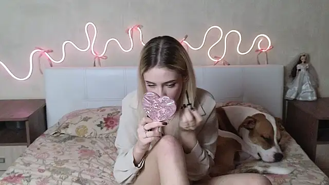 Snapshot of Betty_Blamee chatting on 01-09-26, 09:23 Betty Blamee online show from 01-09-26, 09:23