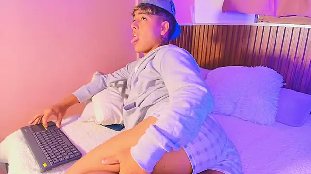 Snapshot of kiing_azahell chatting on 09-09-25, 05:07 kiing azahell online show from 09-09-25, 05:07