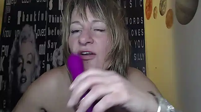 Snapshot of BettyDavisX chatting on 12-09-24, 01:07 BettyDavisX online show from 12-09-24, 01:07