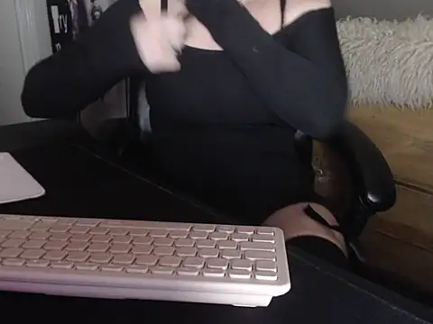 Snapshot of BettyDavisX chatting on 12-27-24, 11:10 BettyDavisX online show from 12-27-24, 11:10