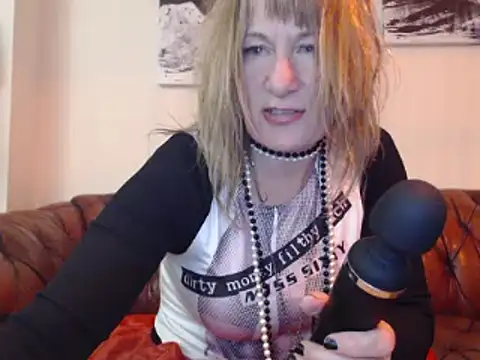 Snapshot of BettyDavisX chatting on 03-16-25, 01:07 BettyDavisX online show from 03-16-25, 01:07
