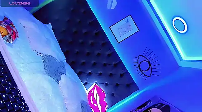 Hallyhott online show from 12-16-24, 05:27