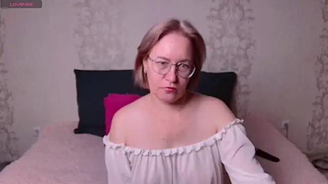 Moonlight Jasmine online show from 11-17-25, 12:38