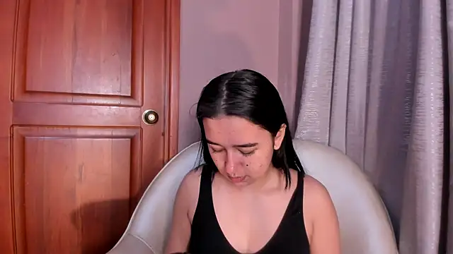 Snapshot of LaraGoldd chatting on 02-17-26, 12:51 LaraGoldd online show from 02-17-26, 12:51