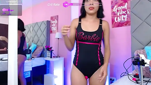 Snapshot of SaraSchmitt chatting on 02-25-25, 10:18 SaraSchmitt online show from 02-25-25, 10:18