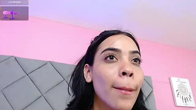 Snapshot of SaraSchmitt chatting on 02-26-25, 01:21 SaraSchmitt online show from 02-26-25, 01:21