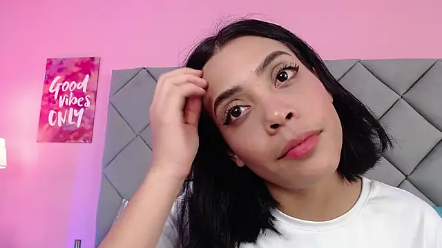 Snapshot of SaraSchmitt chatting on 03-06-25, 07:21 SaraSchmitt online show from 03-06-25, 07:21