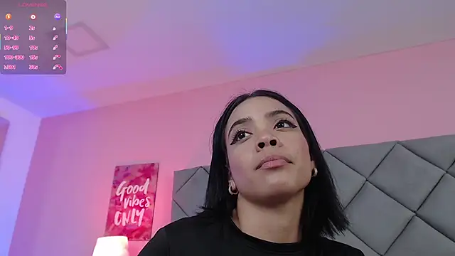 Snapshot of SaraSchmitt chatting on 03-18-25, 07:10 SaraSchmitt online show from 03-18-25, 07:10