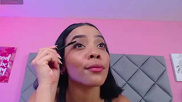 Snapshot of SaraSchmitt chatting on 03-21-25, 07:13 SaraSchmitt online show from 03-21-25, 07:13